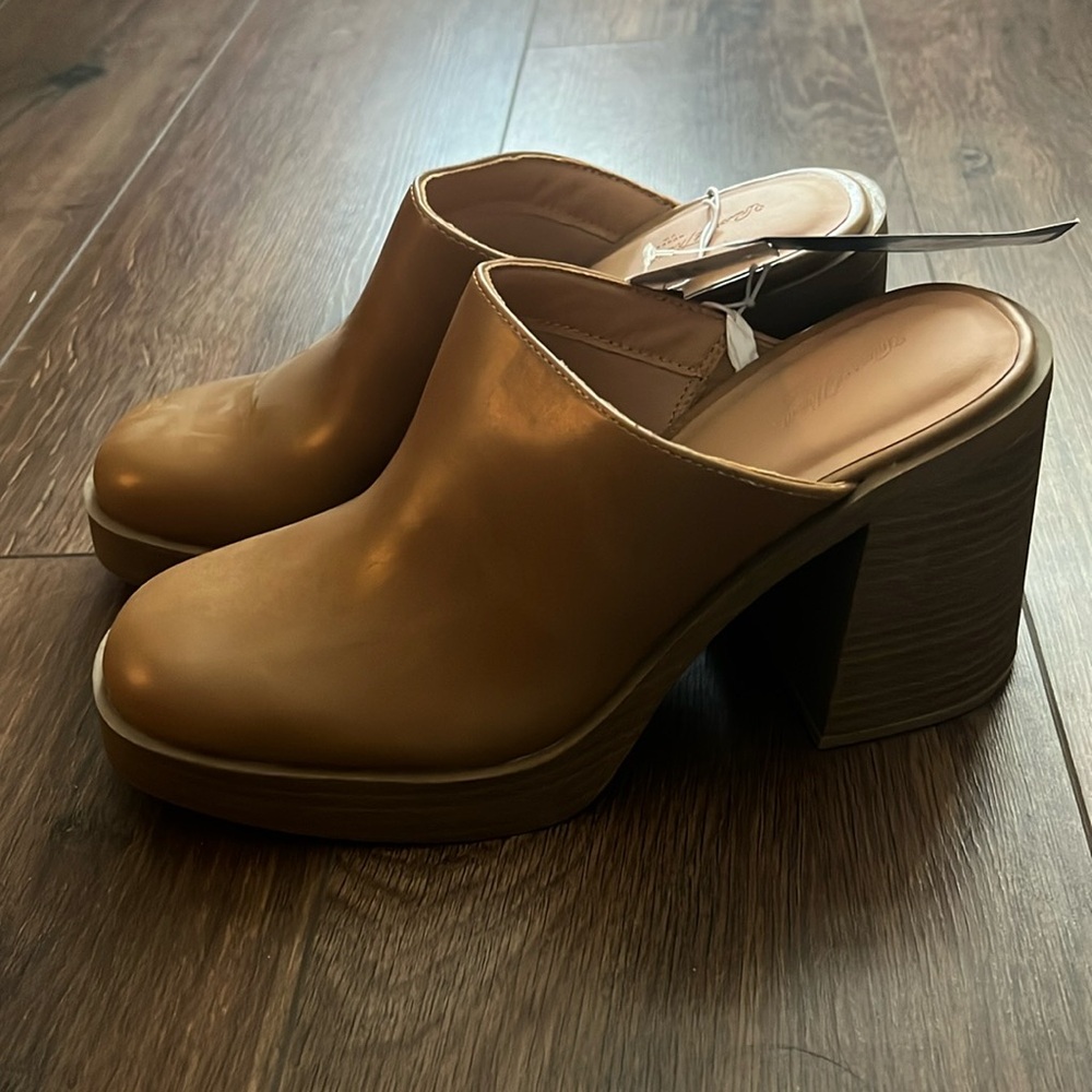 Universal Thread Size 9 Platform Clogs
